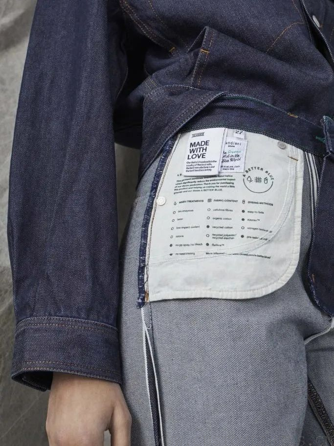 The woven label is exposed